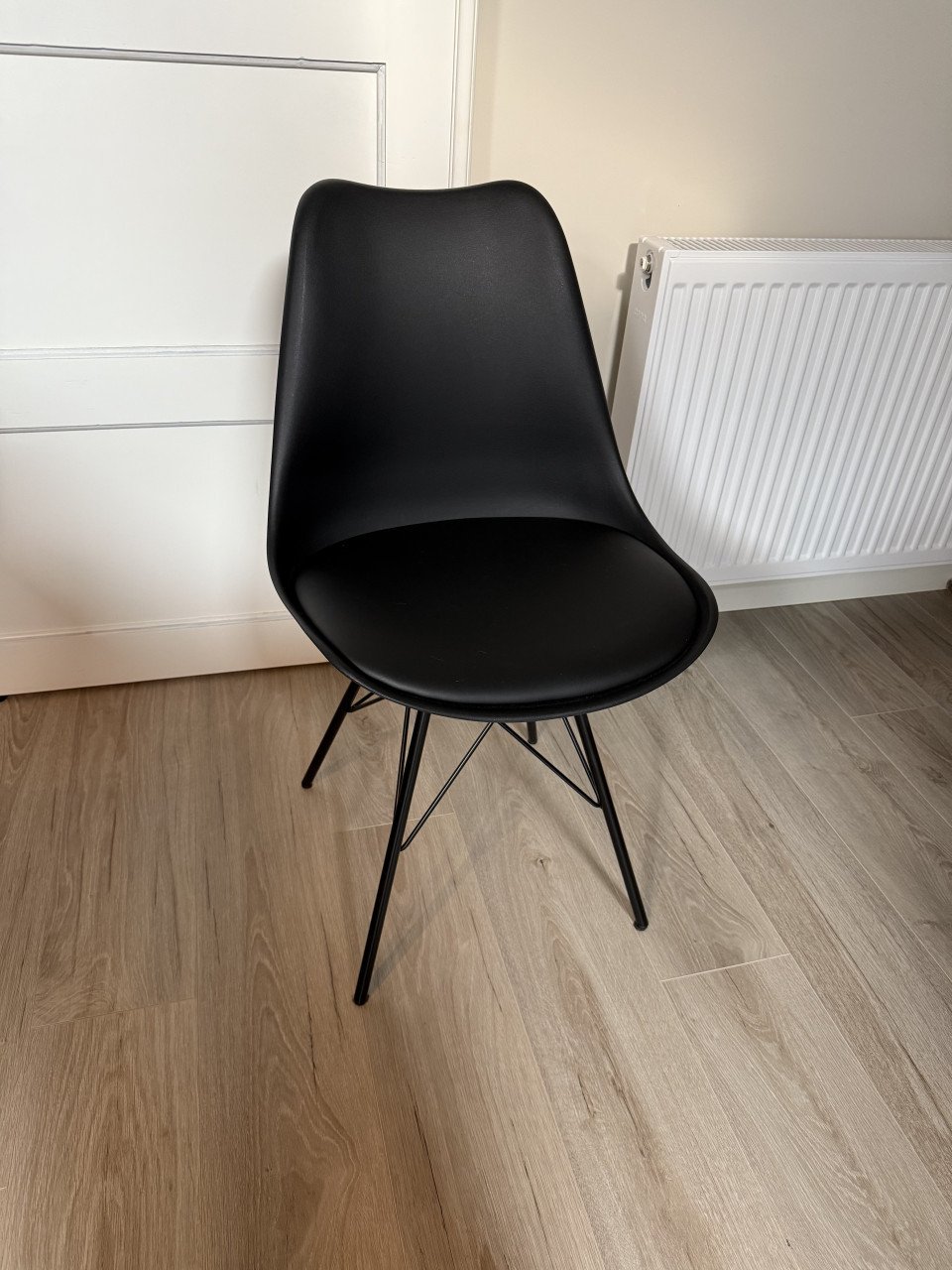 Tafel met eetkamerstoelen