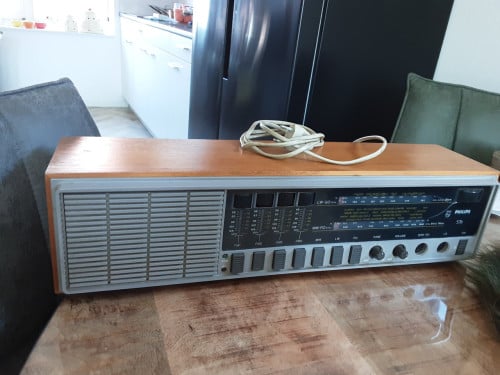 Vintage  Philips  radio moet nagekeken  worden