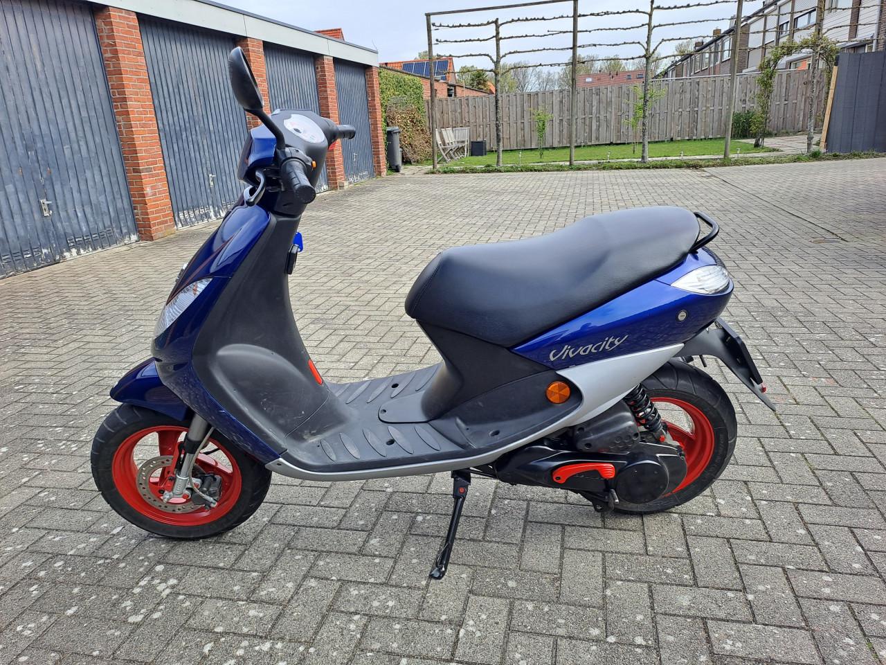 Te koop snorscooter peugeot vivacity 2 takt