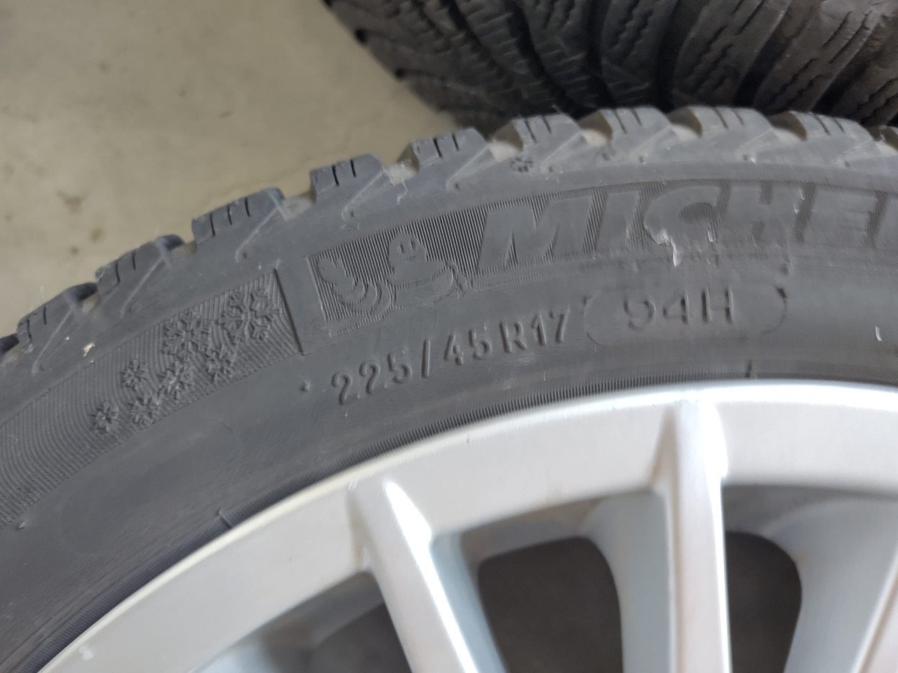 17 inch Lichtmetalen velgen + gebruikte banden maat 225/45/R17