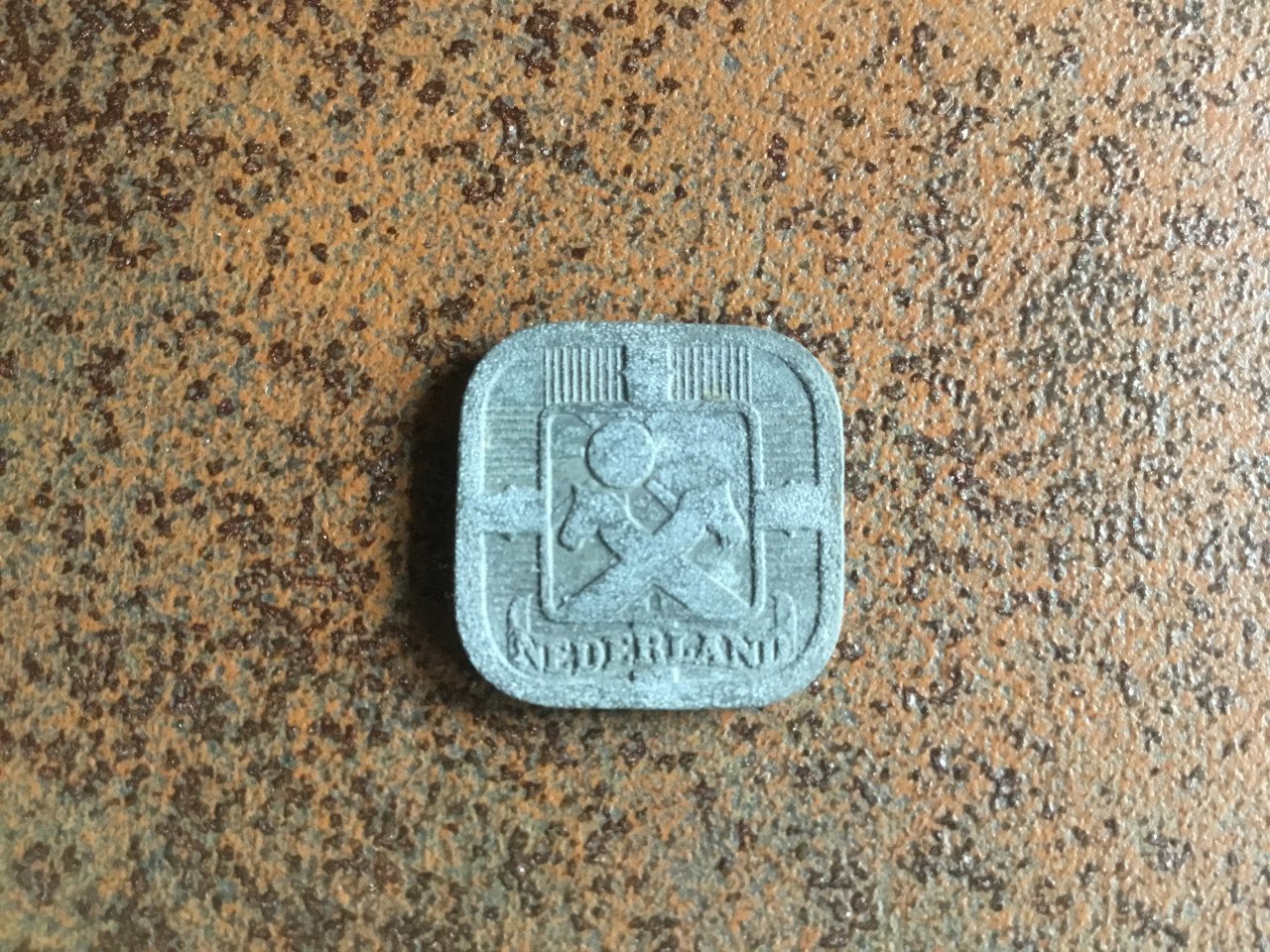 Oorlogsmunt te koop uit 1941. Vierkant.