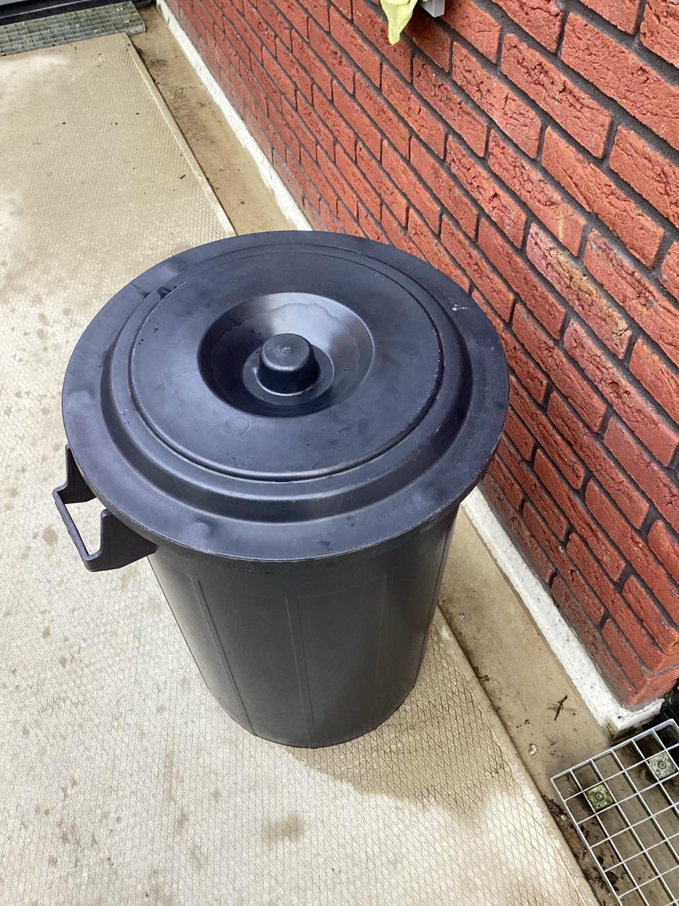 AFVALBAK VOOR BUITEN