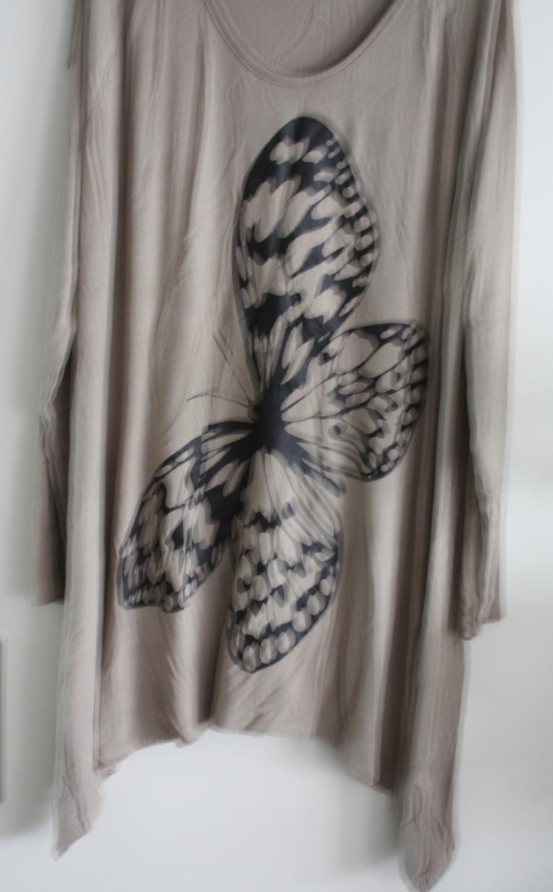 Beige truitje met vlinder print maat 44-46