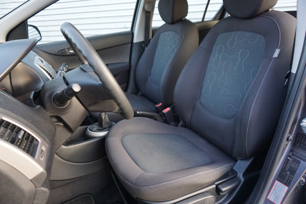 Hyundai I 20 1.2i dynamicversion airco / elektr. ramen / parkeers. / nap