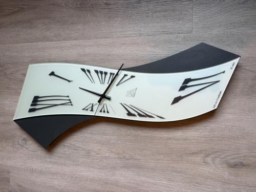 Moderne wandklok met uniek design