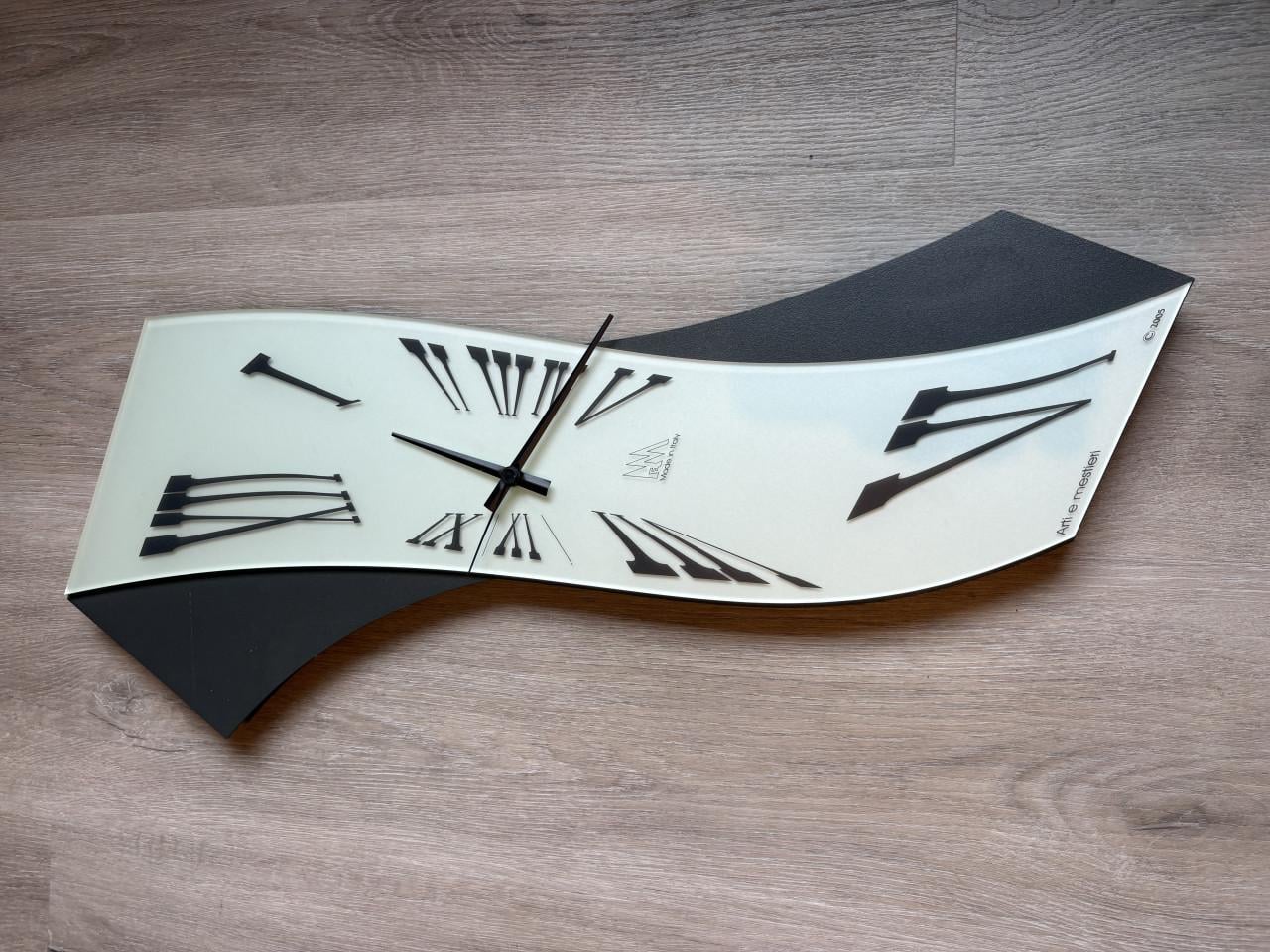 Moderne wandklok met uniek design