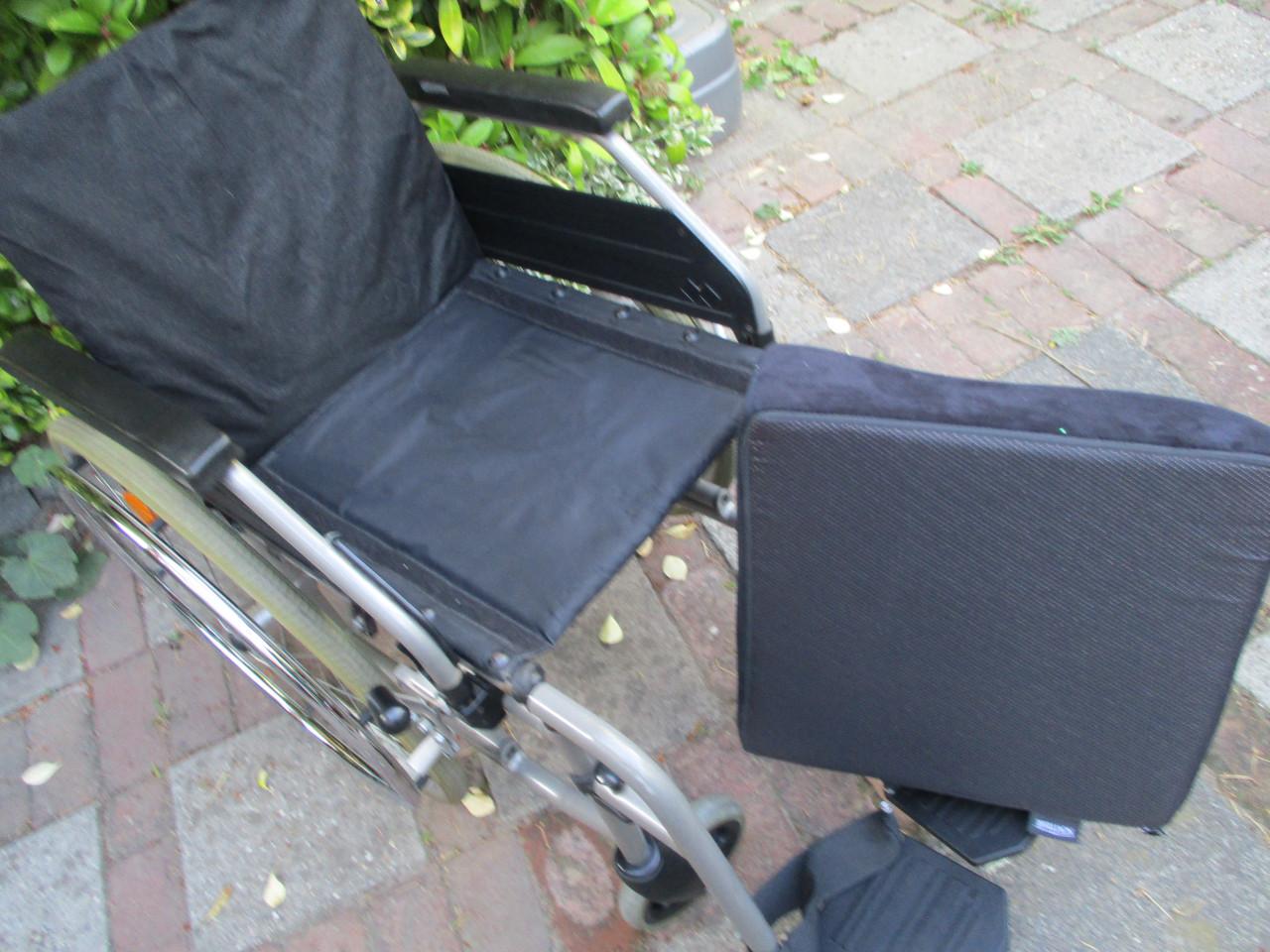 Nette rolstoel met speciaal wigkussen te koop