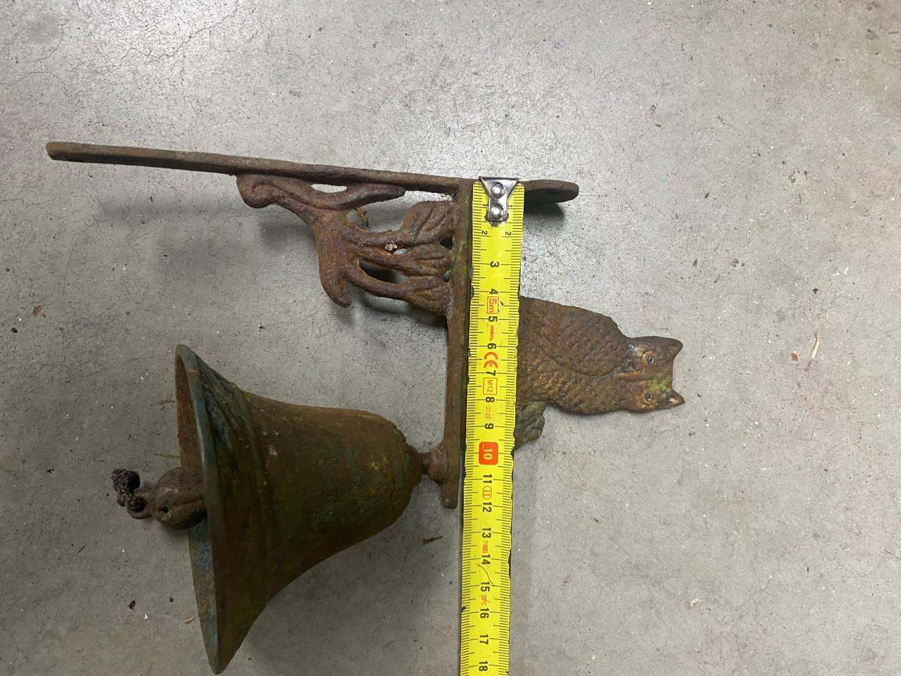 Vintage metalen bel met “UIL”