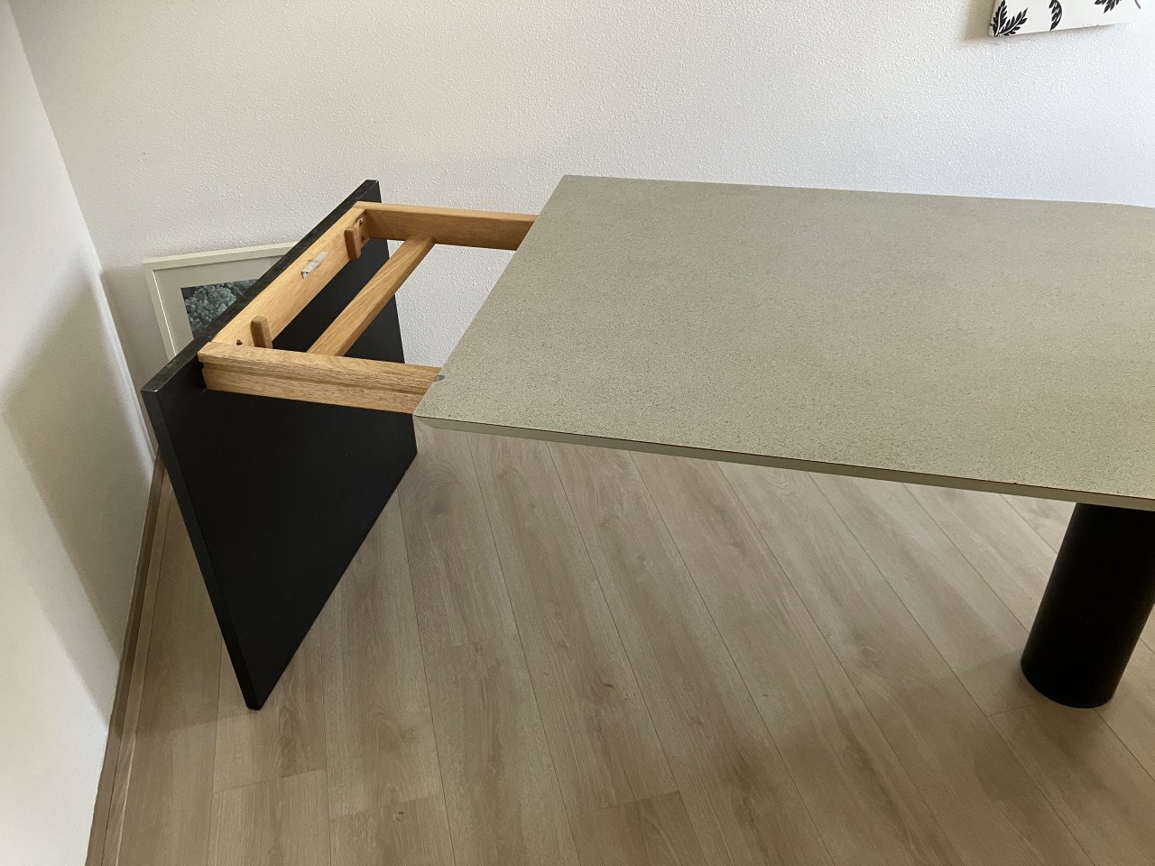 Eetkamertafel met uitschuifbaar deel