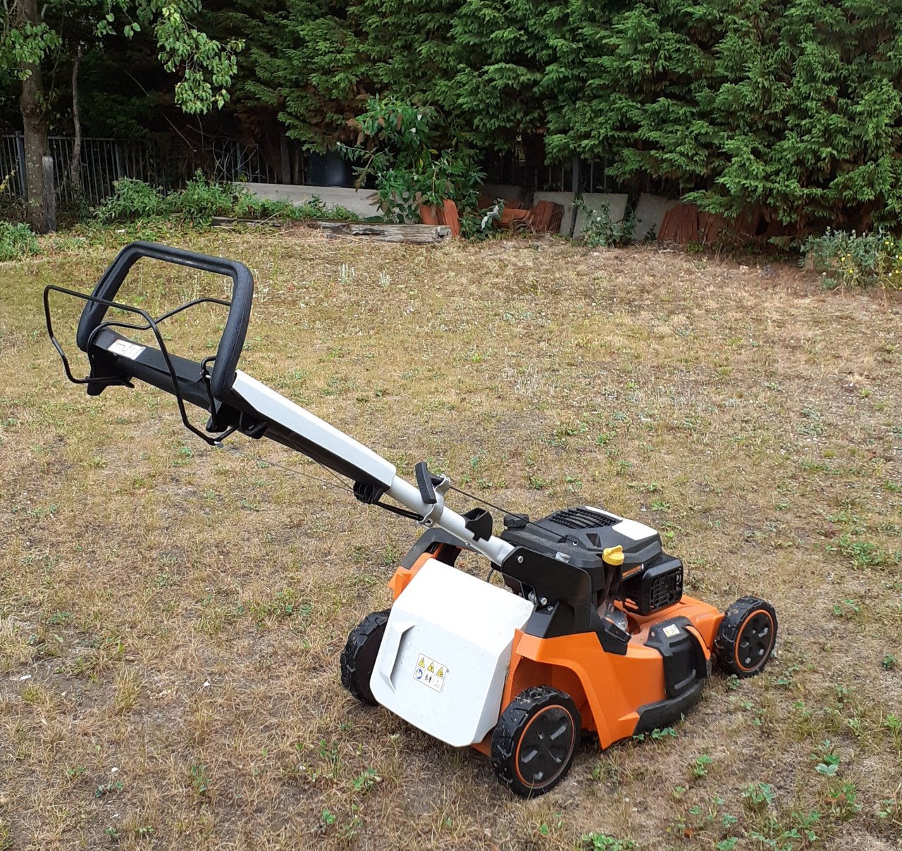 Stihl benzinemaaier, 51 cm, 1 jaar oud. Nieuwprijs nu €750.     VRAAGPRIJS: