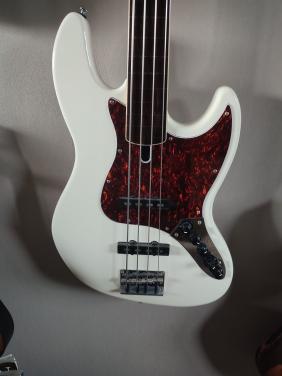 Sire fretloze bassgitaar