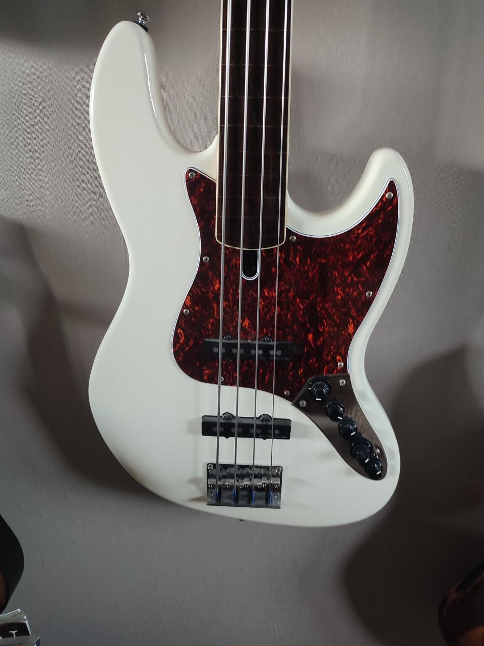 Sire fretloze bassgitaar