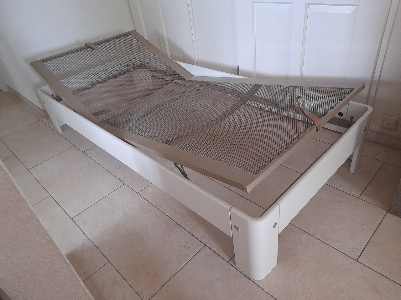 Auping bed ( hand verstelbaar ) 90 x 200 (in goede staat )