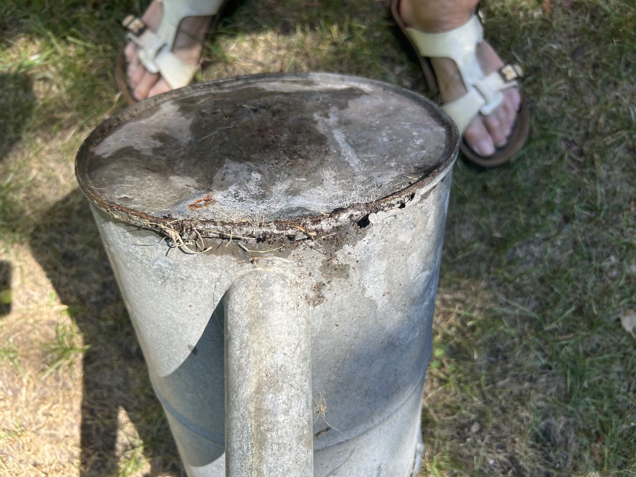 Grote oude zinken gieter