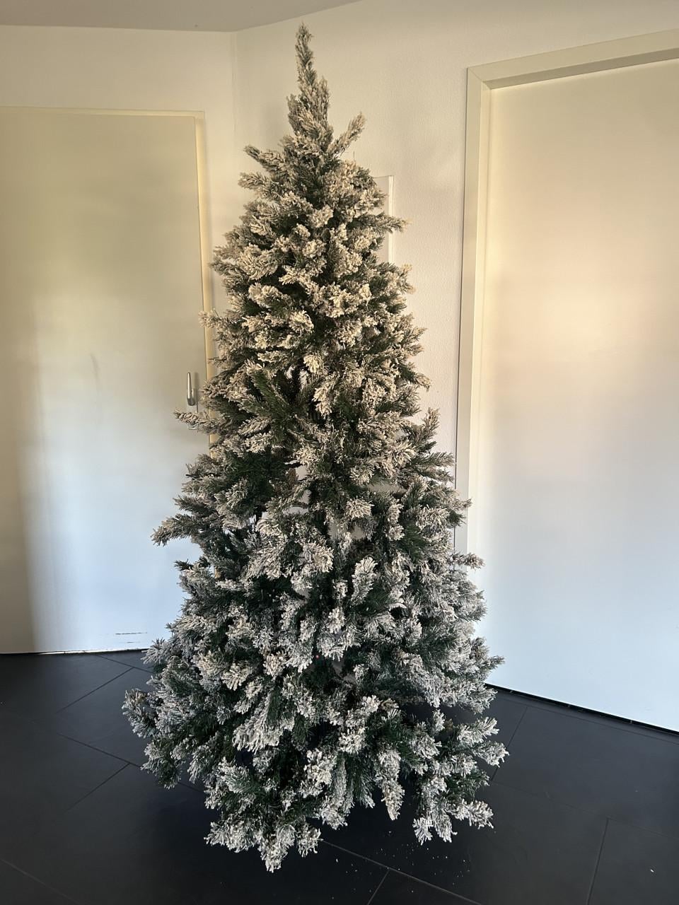 Kerstboom met sneeuw Intratuin Kiev  2.10 hoog