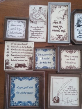 Groot aantal spreuktegels.