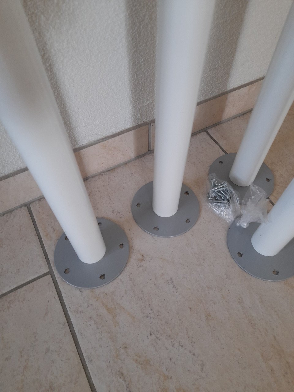 4 Ikea ADILS  tafelpoten met stelvoet (in goede nette staat )
