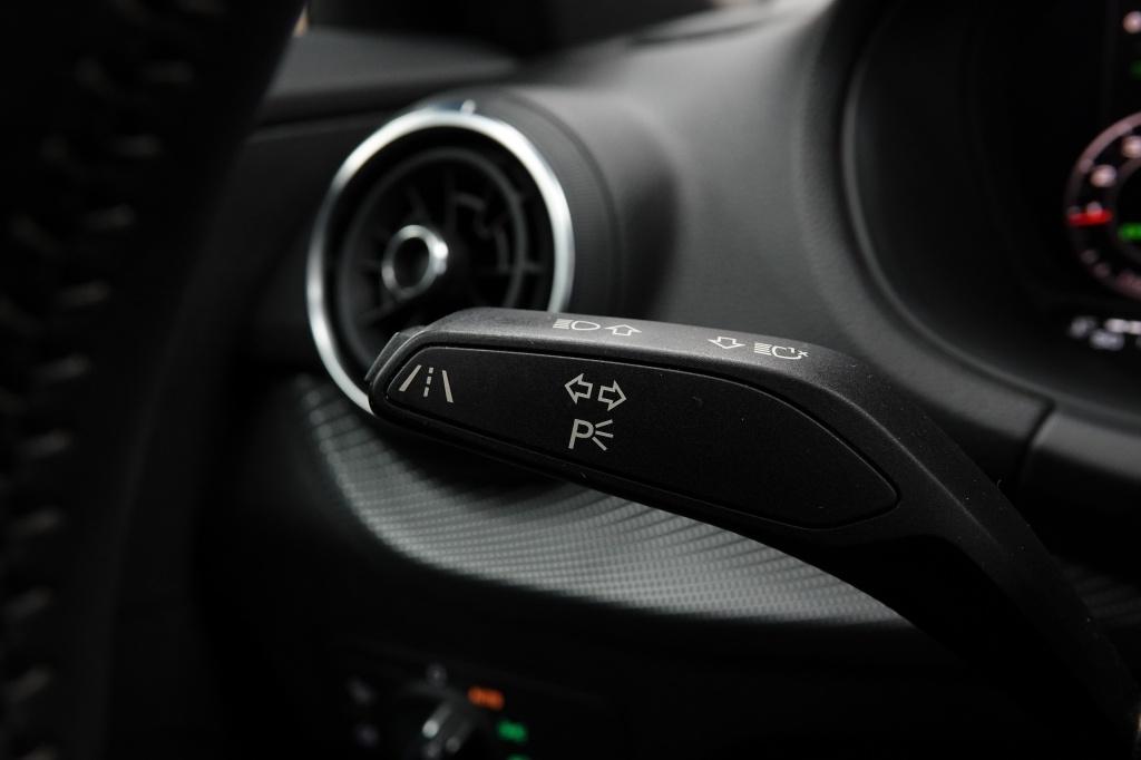 Audi Q2 1.5 tfsi | acc | pdc | carplay | s-line |