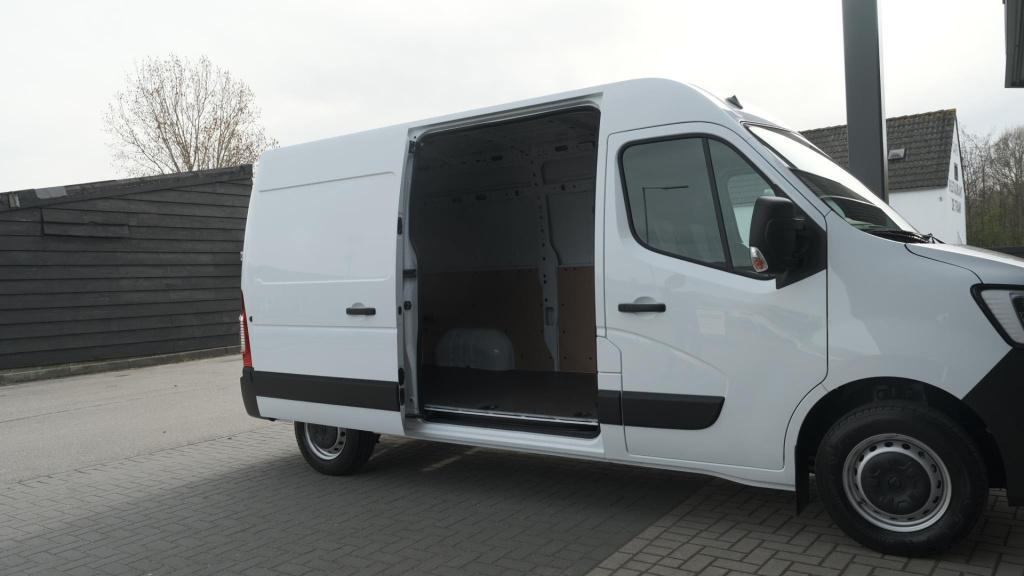 Renault Master t35 2.3 dci 135 l2h2 comfort | direct leverbaar | navigatie 