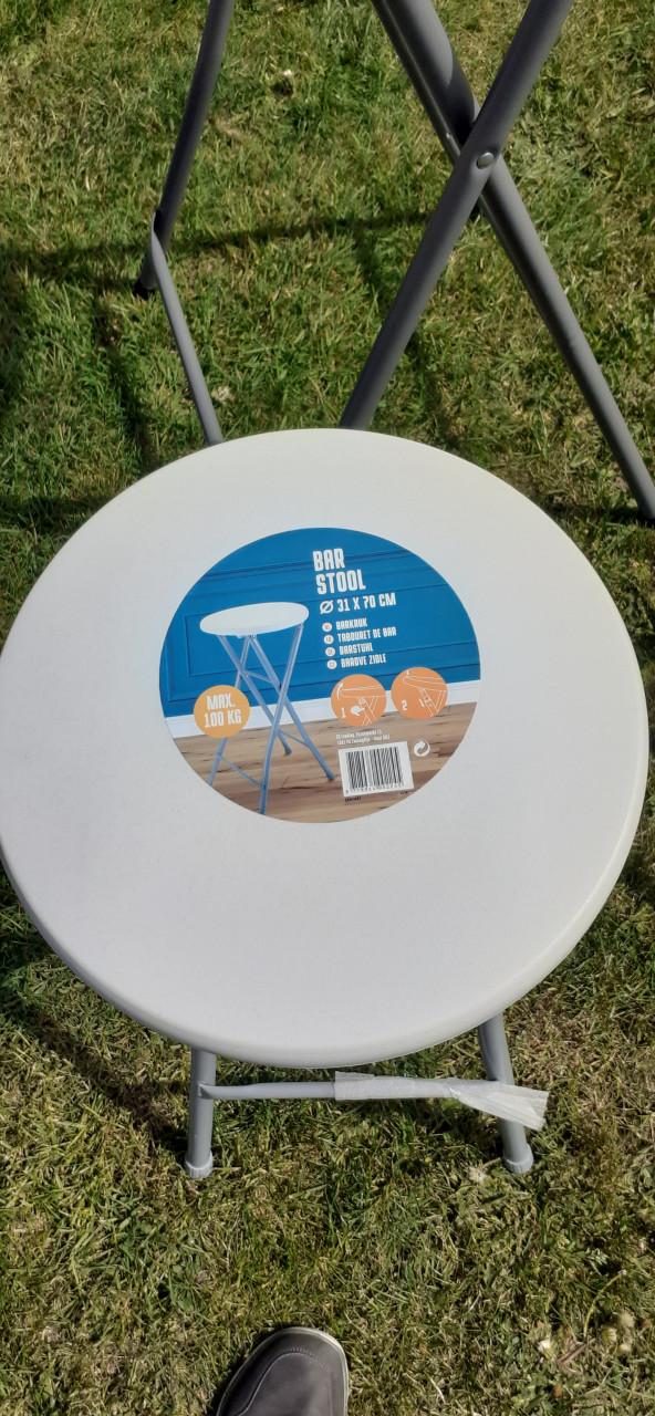 Statafels 2x met 4 krukjes en Tafelrokken. Deze zijn NIEUW