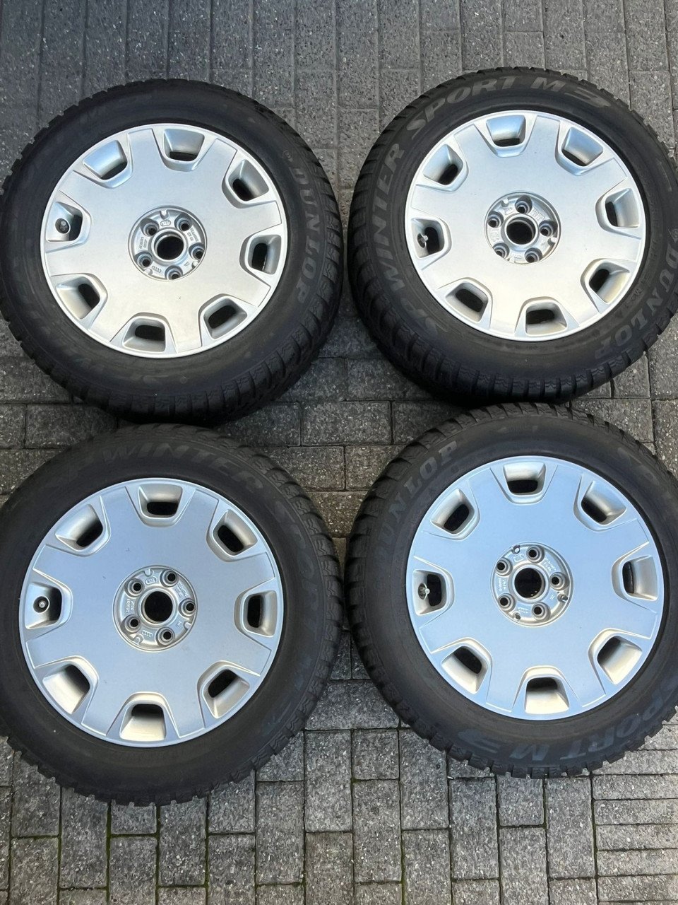 Diverse banden met velgen te koop
