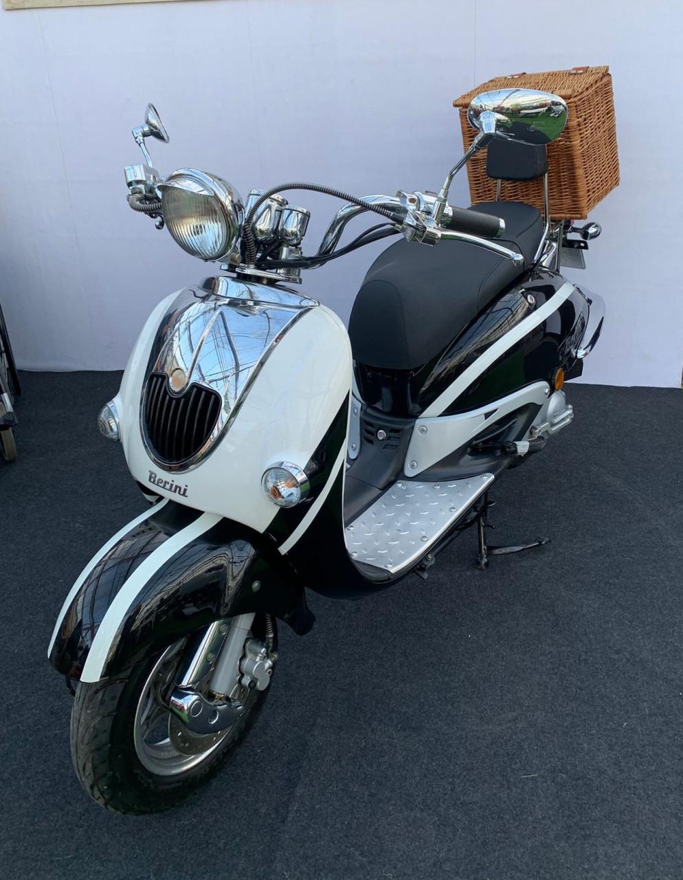 Tweedehands  Berini scooter met mand