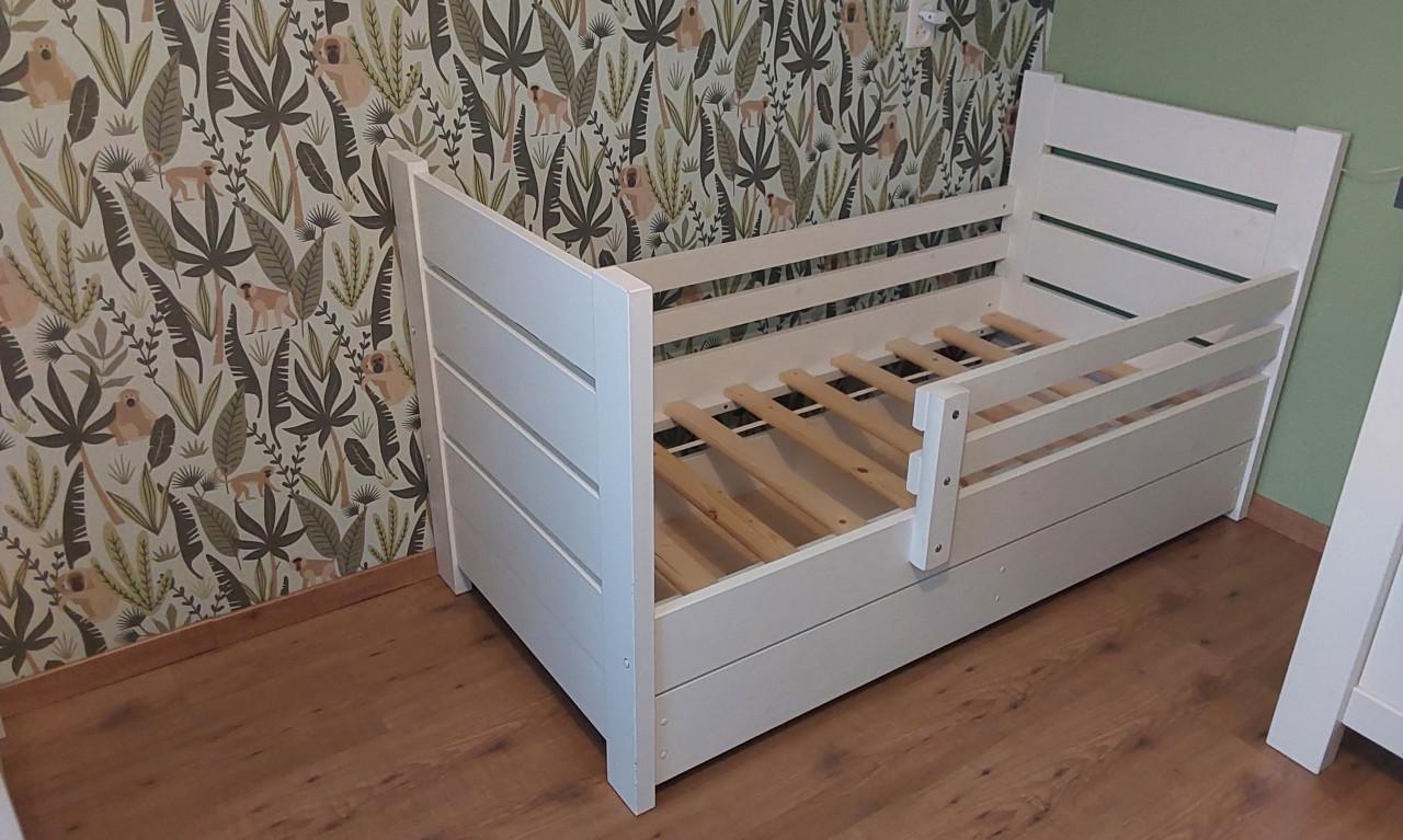Compleet peuterbed met lade, matras, kussen, dekbed, hoeslakens,beschermers