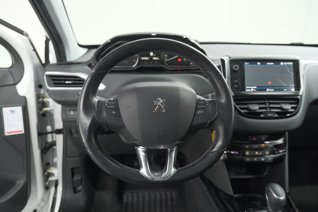 Peugeot 2008 puretech 110 eat6 allure | trekhaak | camera | panoramadak | a