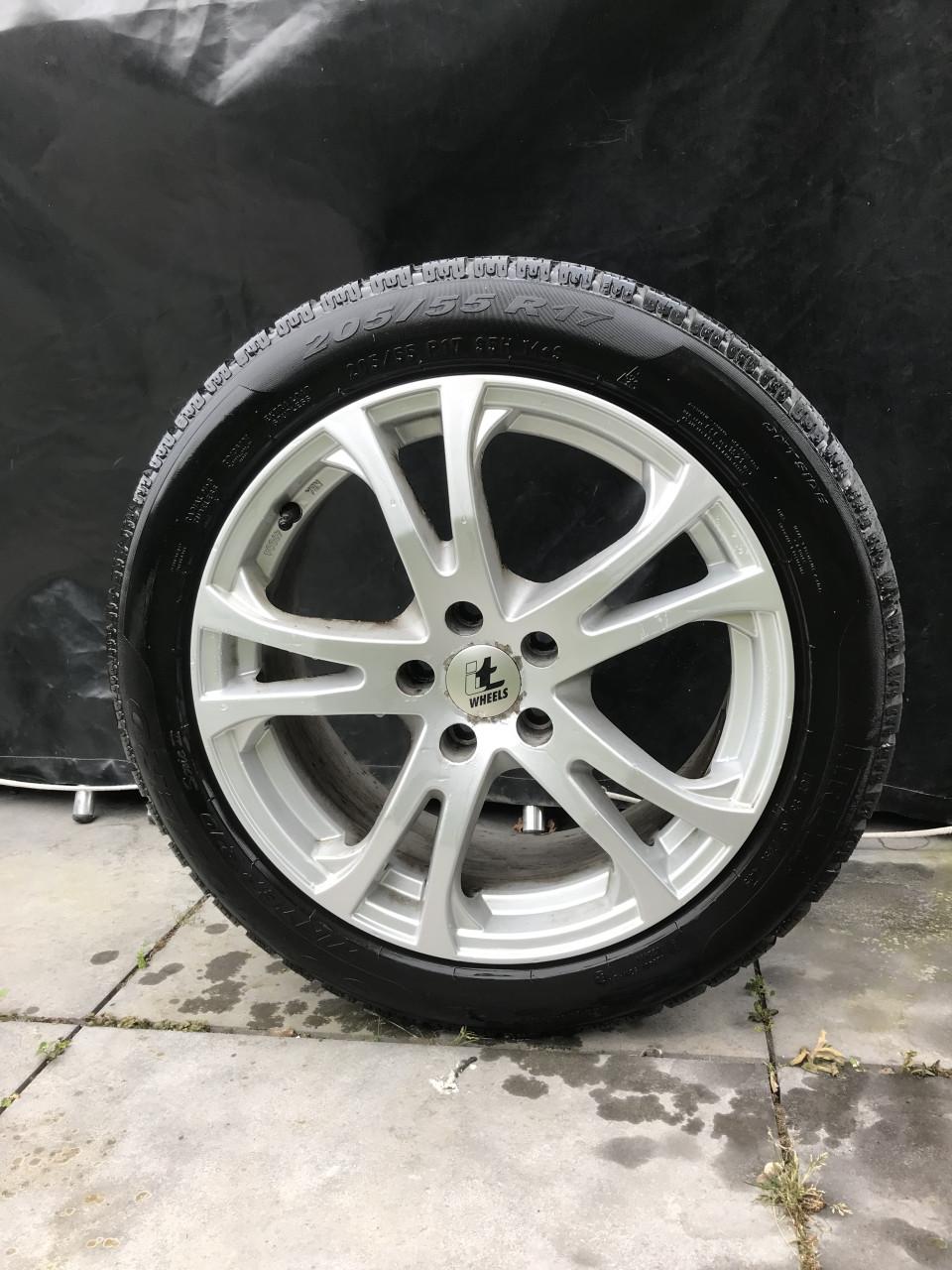 Te koop set winterbanden met lichtmetalen velgen en bouten