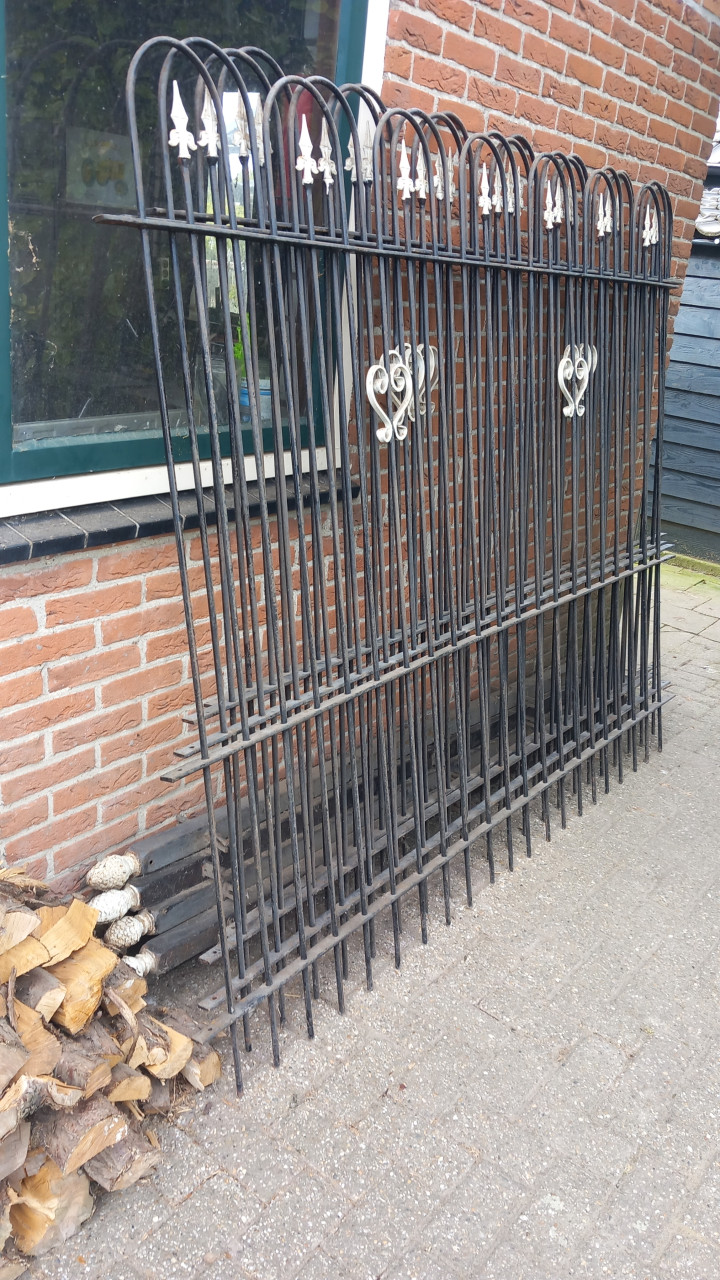 Robuust ijzeren hekwerk