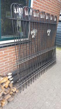 Robuust ijzeren hekwerk