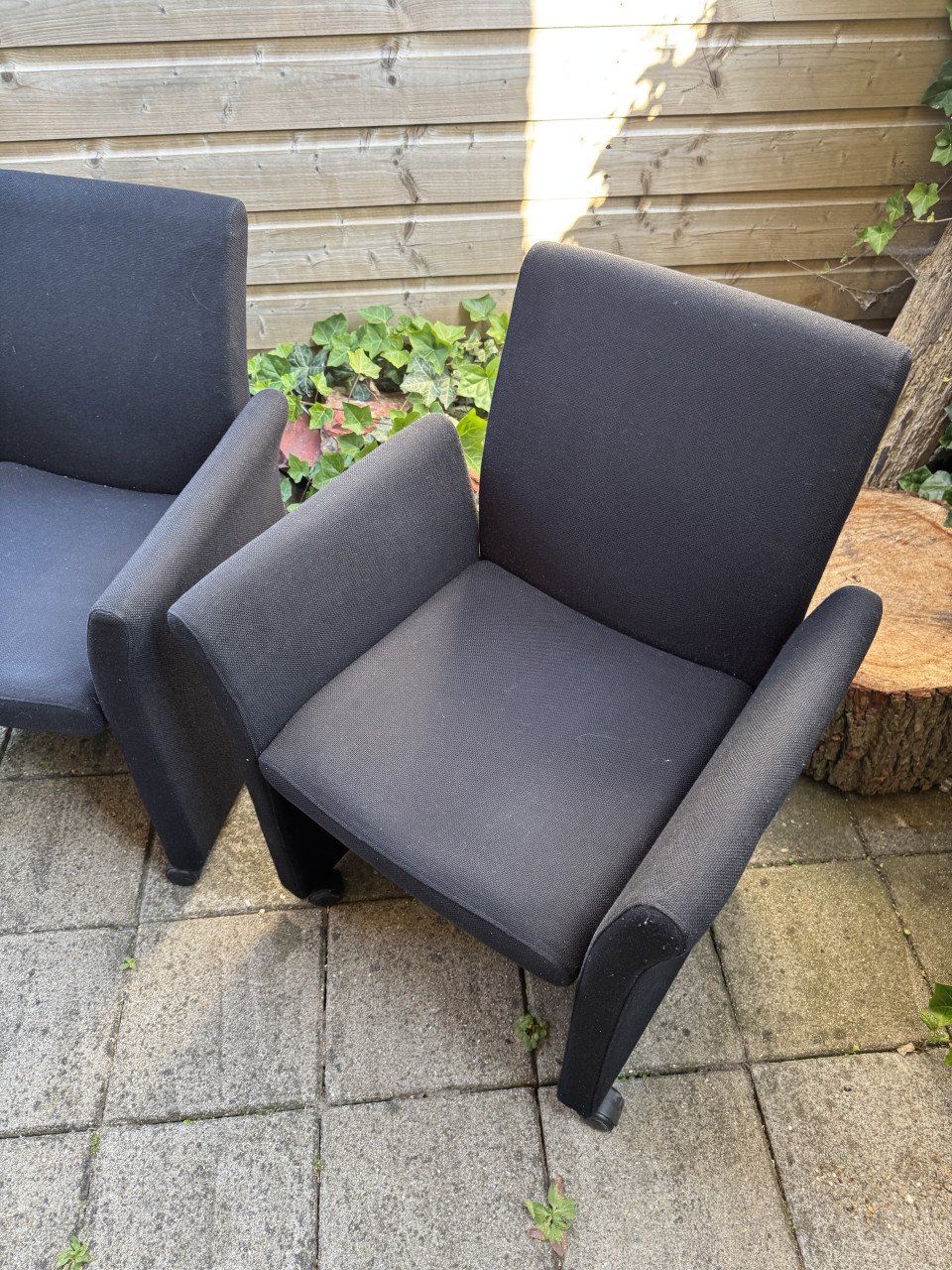 2 comfortable eetkamer stoelen op wieltjes
