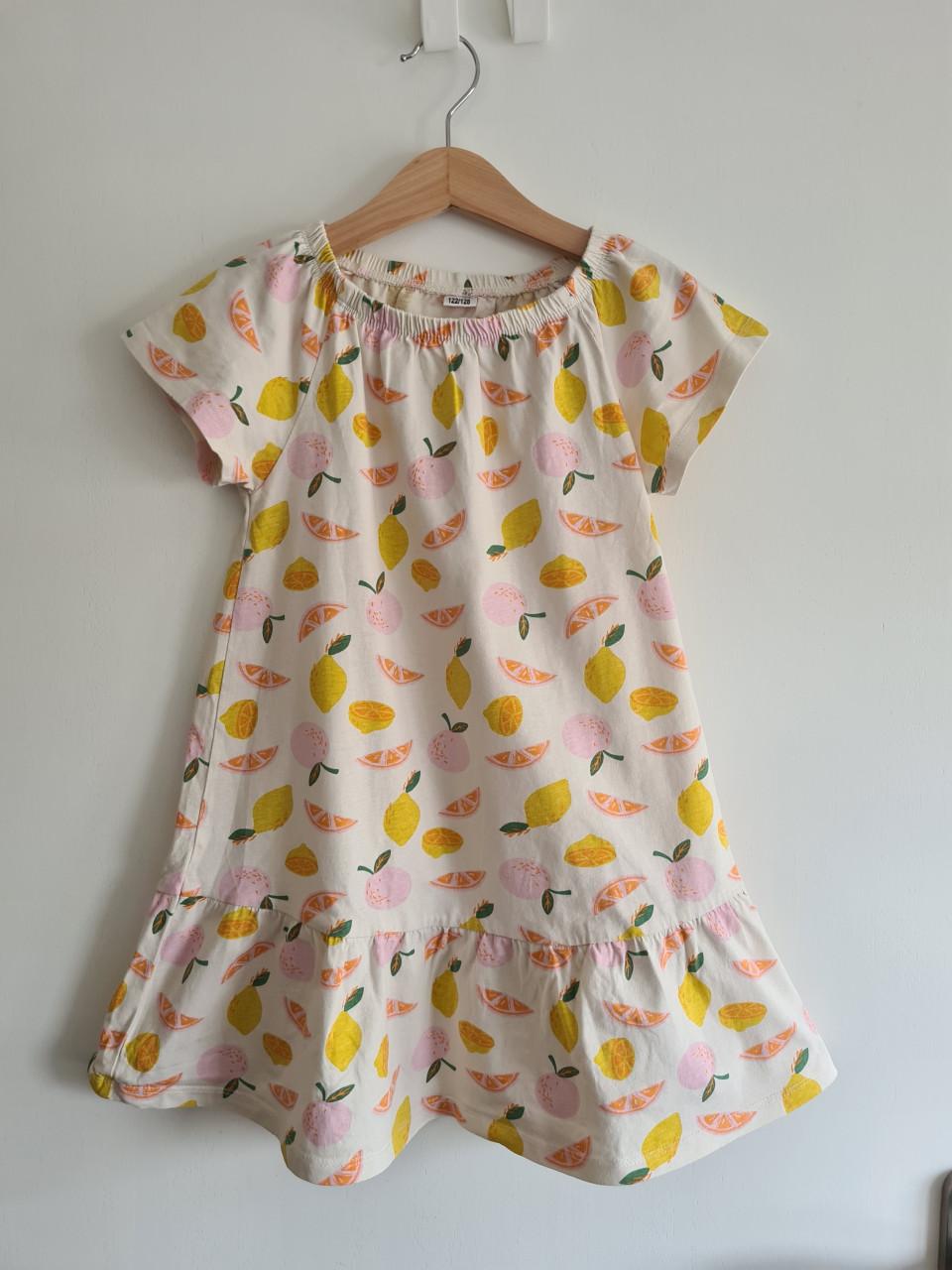 Ecru met roze,gele bloemen jurkje met roezel  Maat 122-128