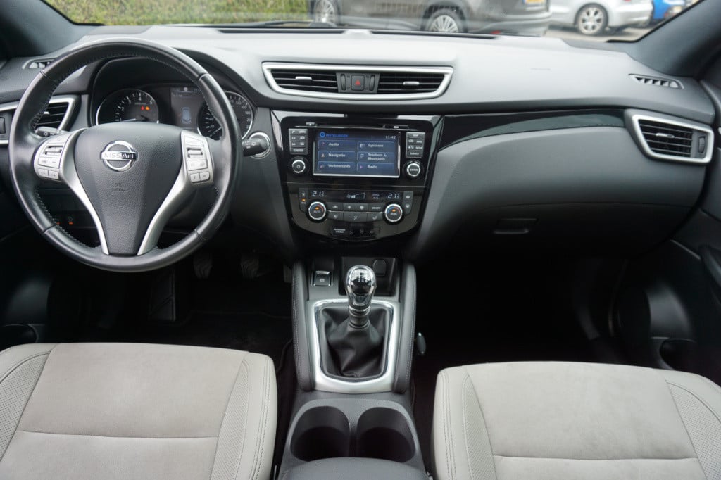 Nissan Qashqai 1.2 tekna climate / navi / camera / pano. / cruise / trekhaa