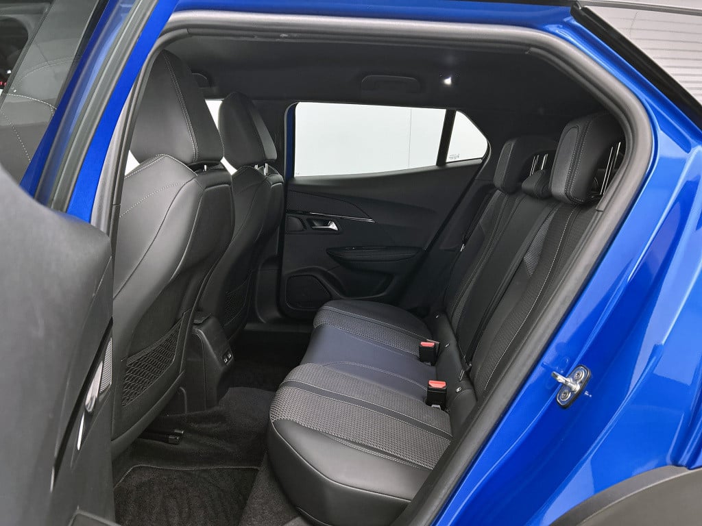 Peugeot E-2008 ev gt pack 50 kwh | rijklaar | achteruitrijcamera | parkeers