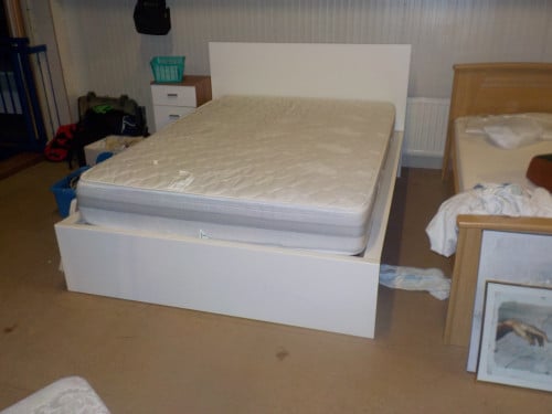 Eenvoudig ledikant met bodem en matras 140 x 200 cm