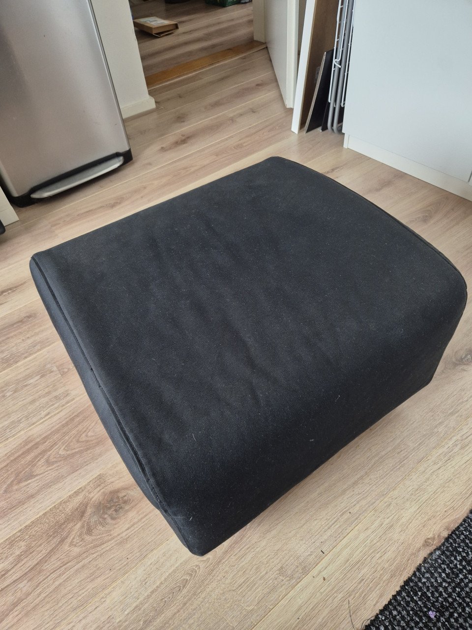 KLIPPAN poef met zwarte originele hoes