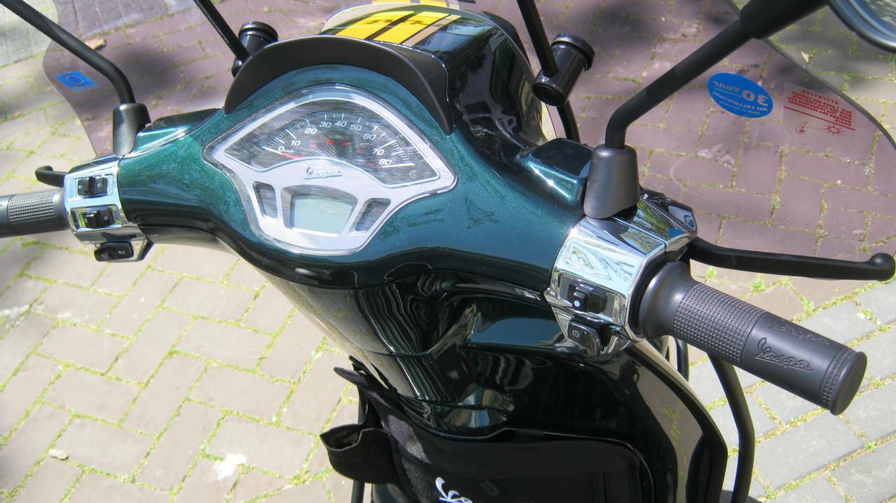 TE KOOP VESPA SPRINT RACING GREEN UIT 11 DECEMBER 2020