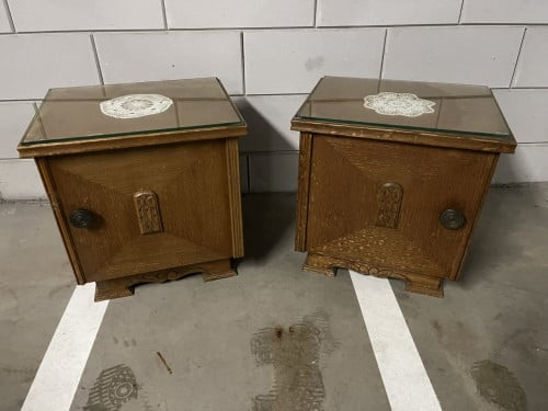 2 Vintage nachtkastjes met glazen plaat