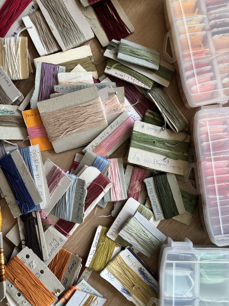 DOZEN BORDUURZIJDE OP BOBBINS EN VEEL LOSSE