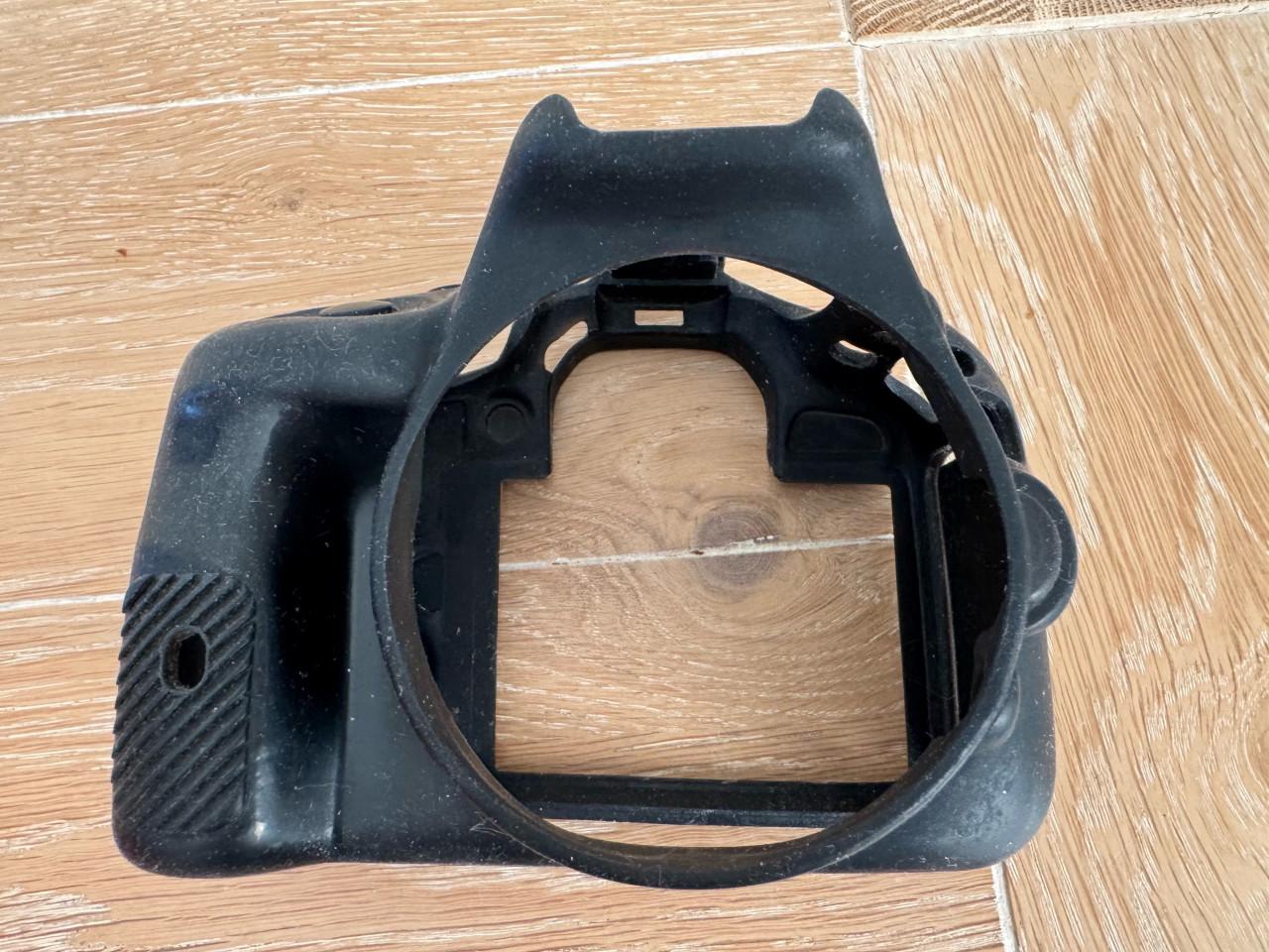 Canon EOS 100D camerabody inclusief lader, 4 accu’s, cover, doos en strap