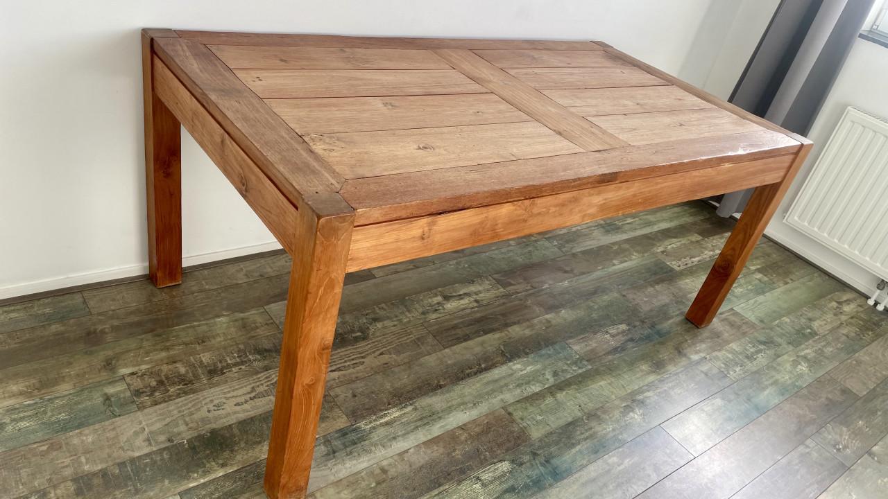 Massief, grote houten (eet)tafel