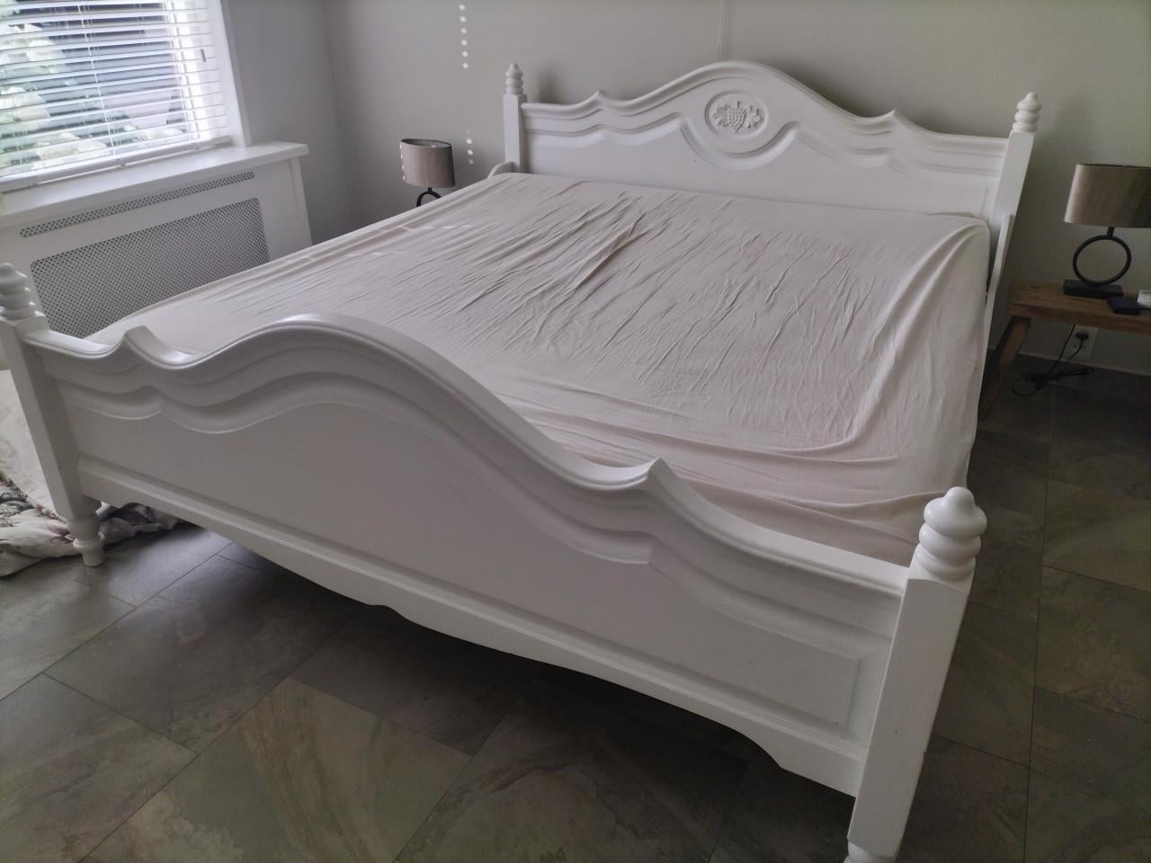 Bed 180 x 200