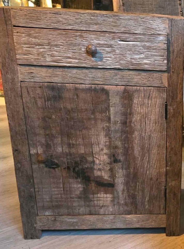 NACHTKASTJES L EN R DRAAIEND IN OLD WOOD TEAK NU PER STUK €279,-