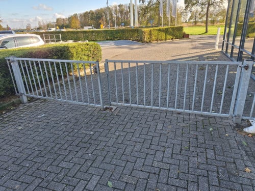Poort, draaipoort heras gegalvaniseerd ,hek, hekwerk, inrijpoort