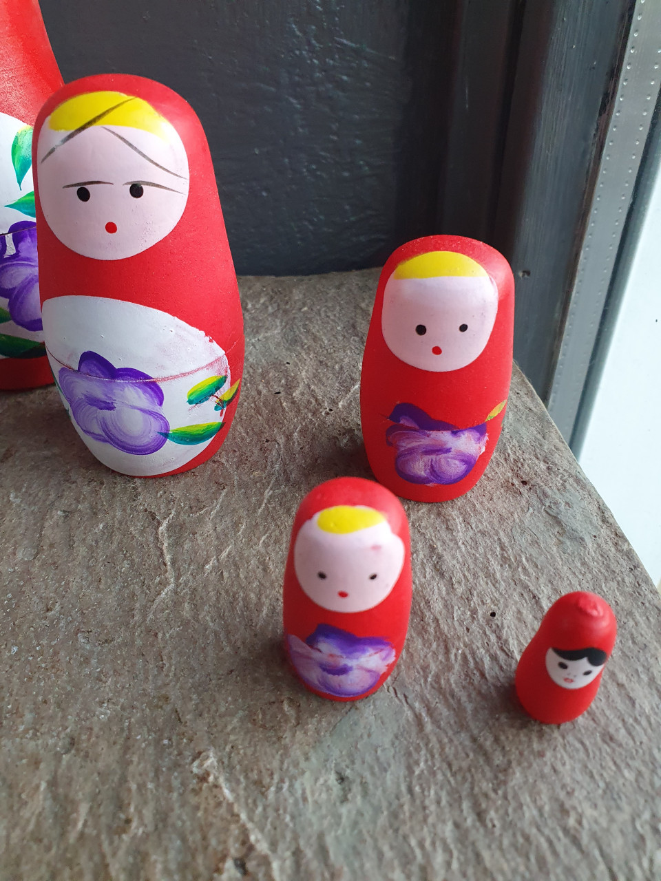 Mooi vintage 6 delig matroesjka's beeldjes set, met de hand geschilderd