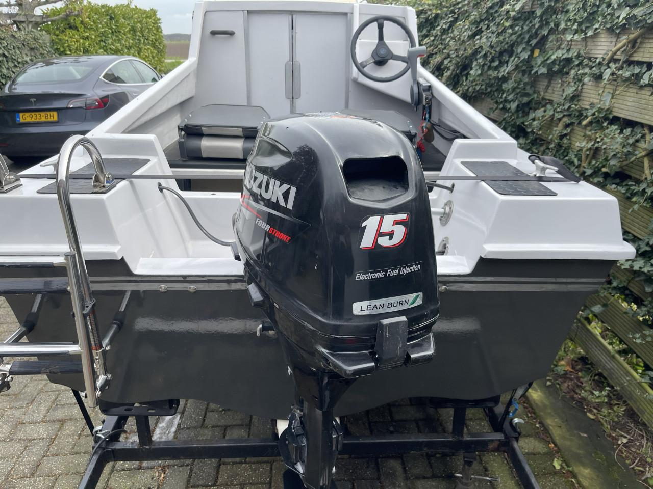 Pilot 420 kajuit boot of visboot met Suzuki 15 pk 4-takt en trailer