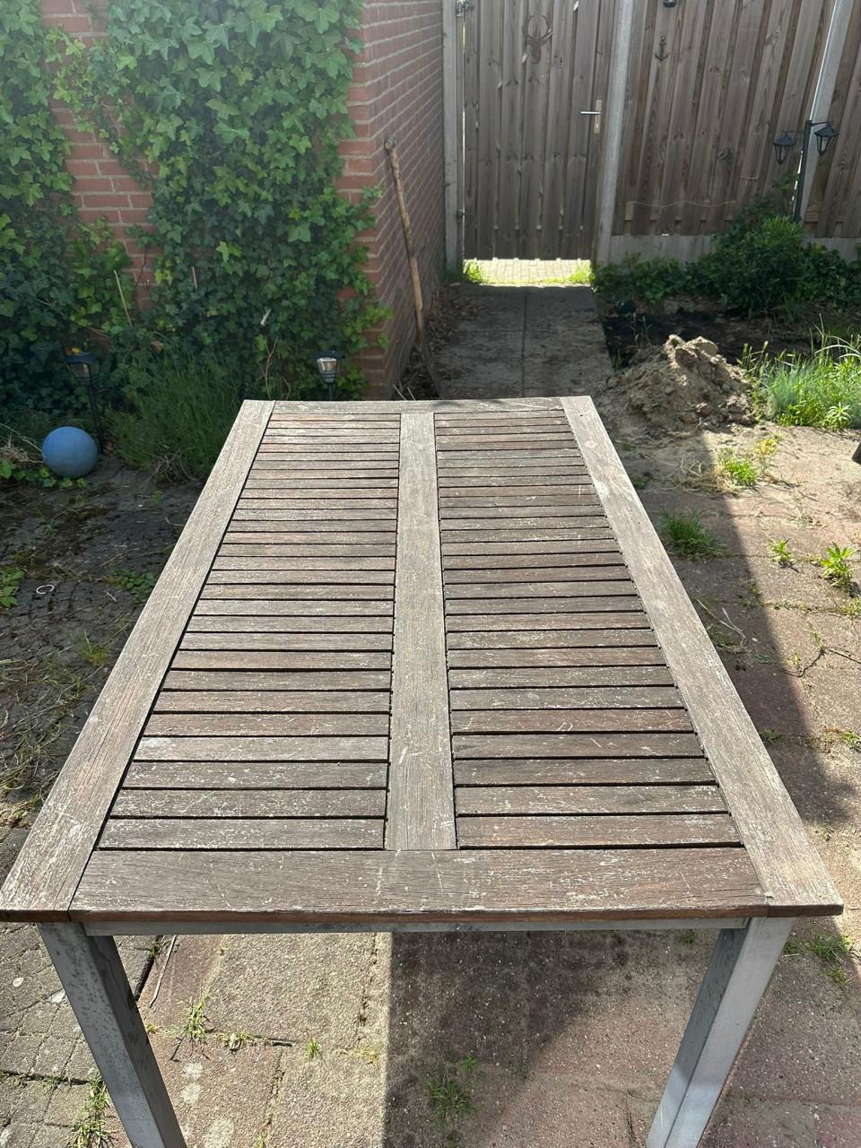 Vier tuinstoelen + opbergbak + tuintafel
