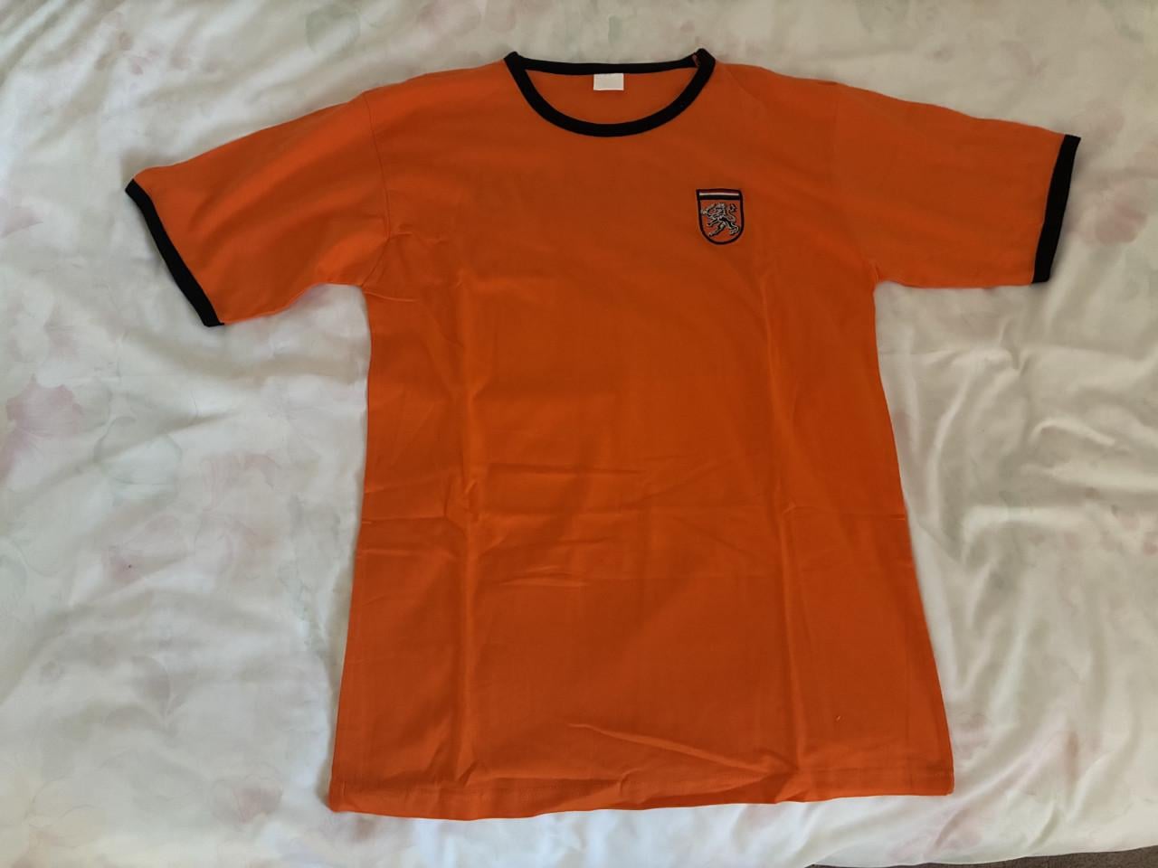 Oranje voetbalshirt, maat XL Voorkant: embleem van Nederland