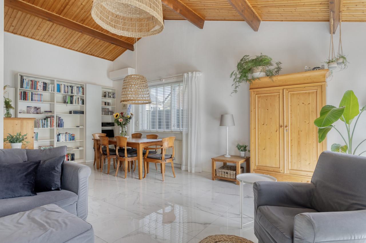 Teakhouten tafel met 6 teak houten stoelen